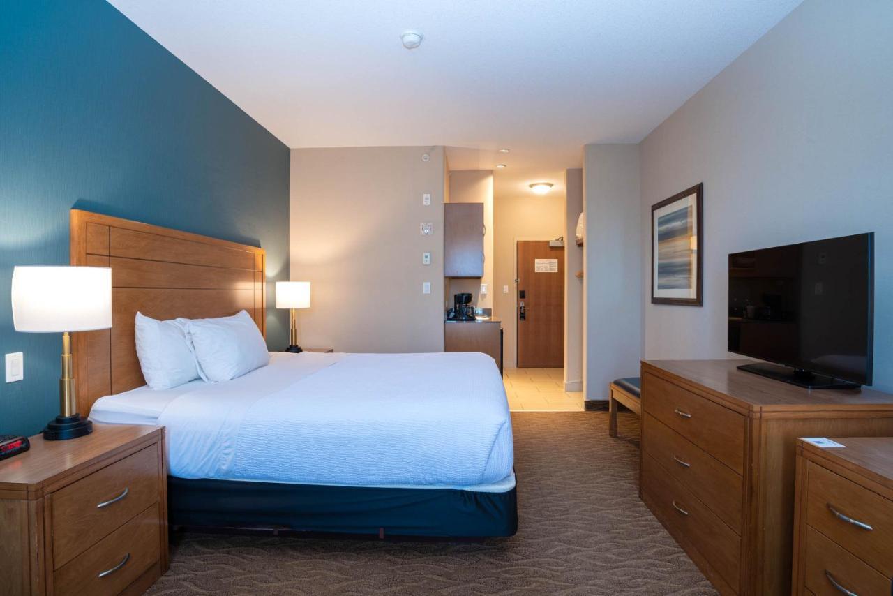Sandman Hotel and Suites image 1