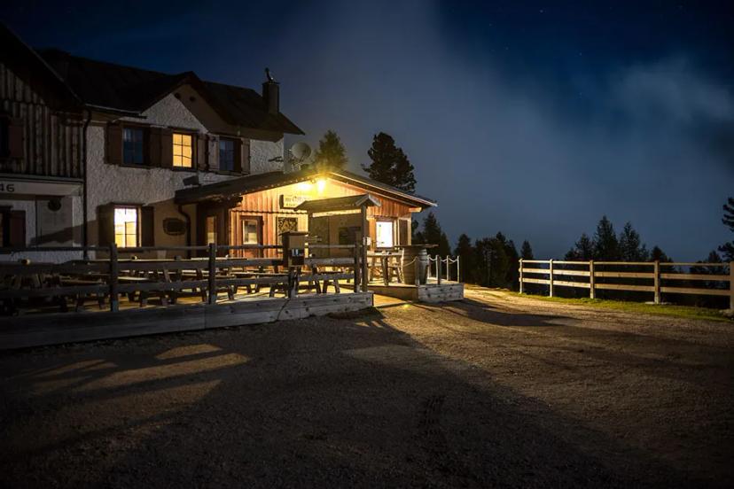 Rifugio Croda da Lago image 1