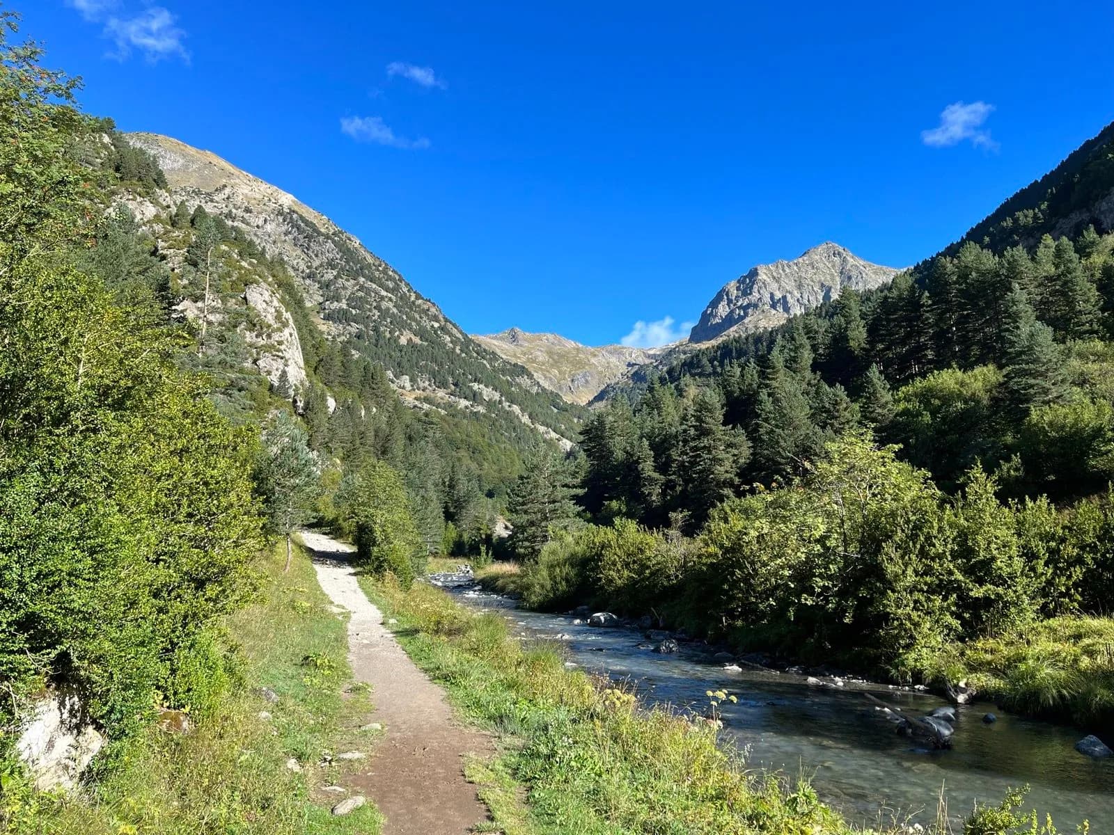 trail to Ibón de Respomuso