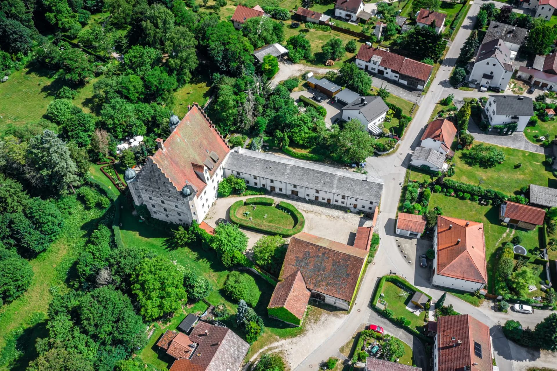 Luftbild von Schloß Eggersberg im Naturpark Altmühltal, Bayern, Deutschland