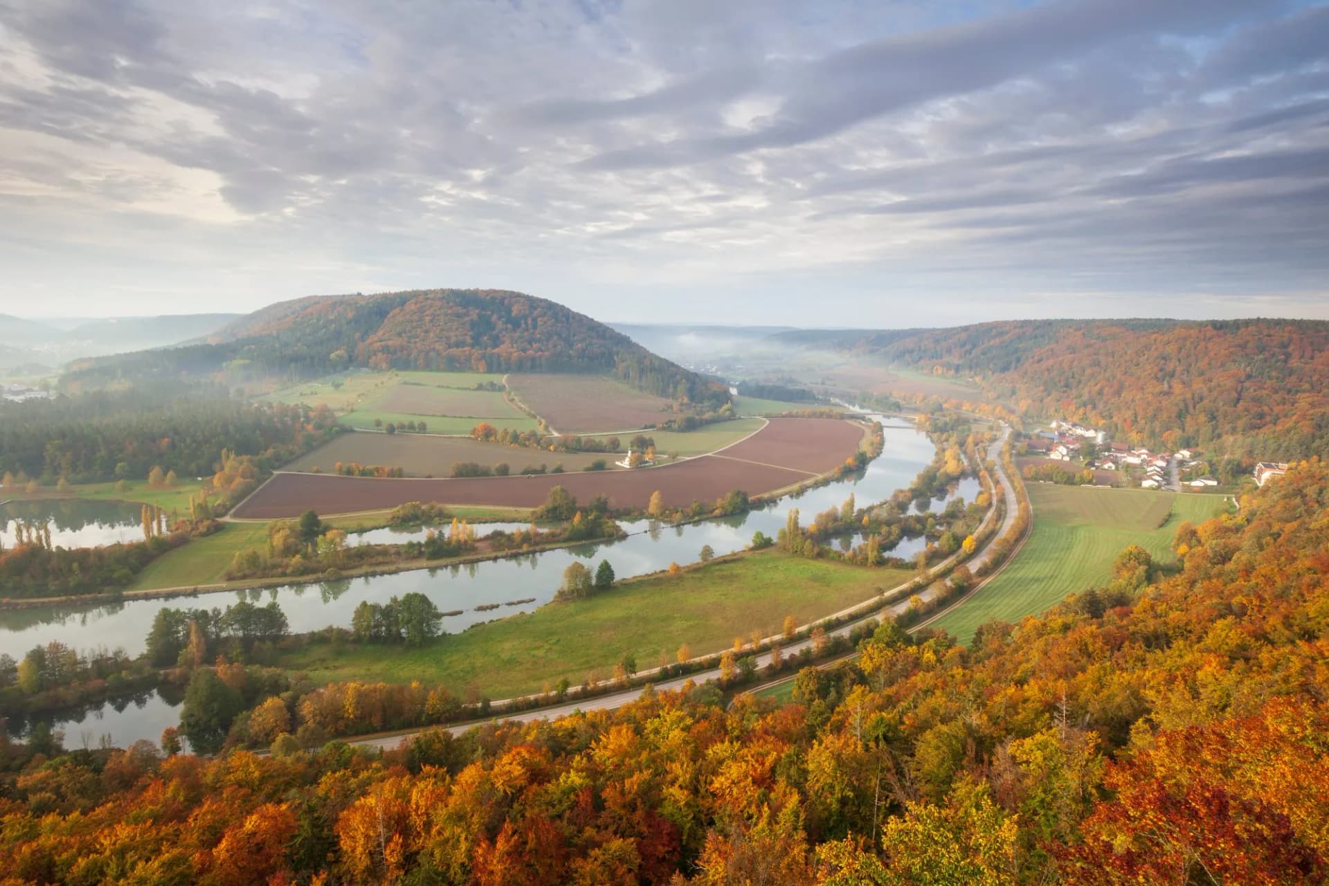 Blick vom Falkenhorst auf die Altmühlschleife in Richtung Gundlfing