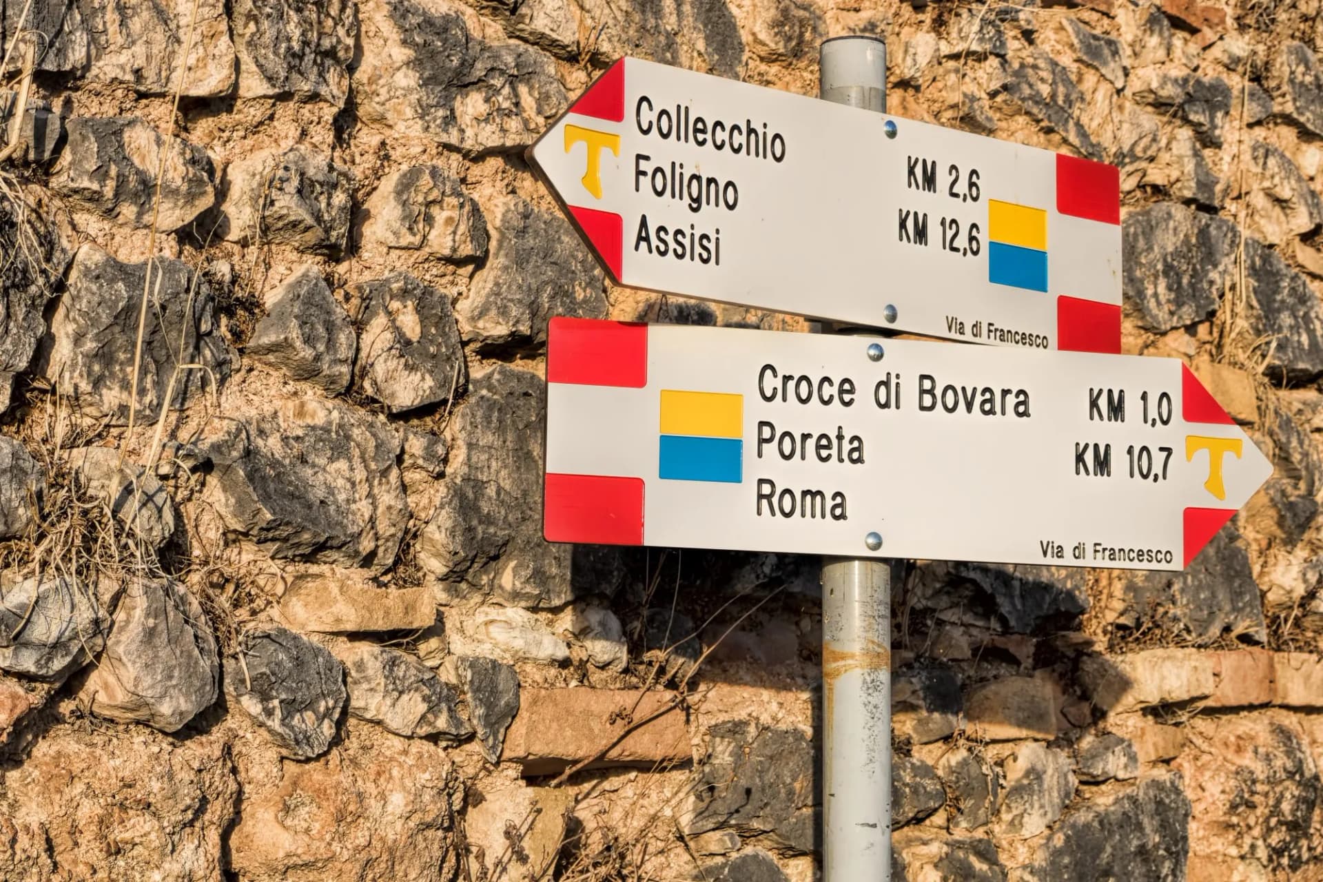 trevi, italien - wegweiser an der stadtmauer