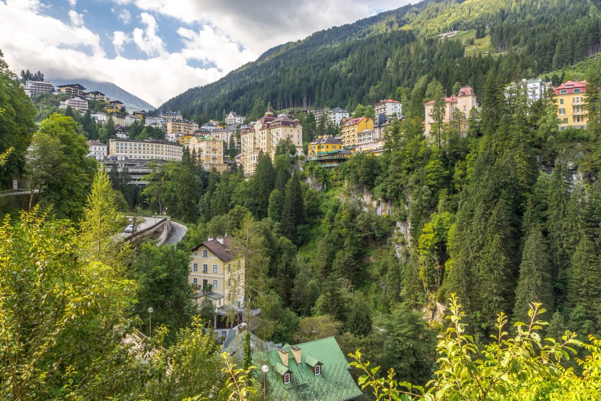 Blick auf Bad Gastein mit seinen historischen Hotels