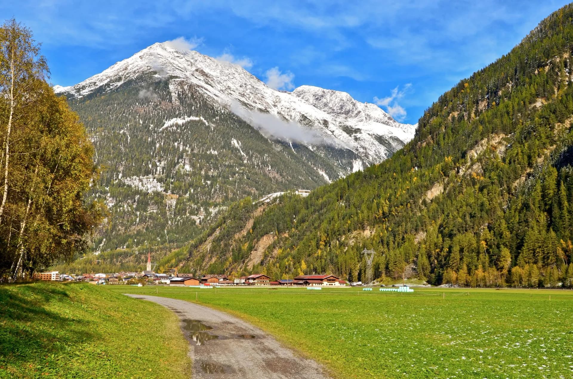 Längenfeld im Ötztal mit Blick auf Gipfel der Oetztaler Alpen, Tirol Österreich Europa