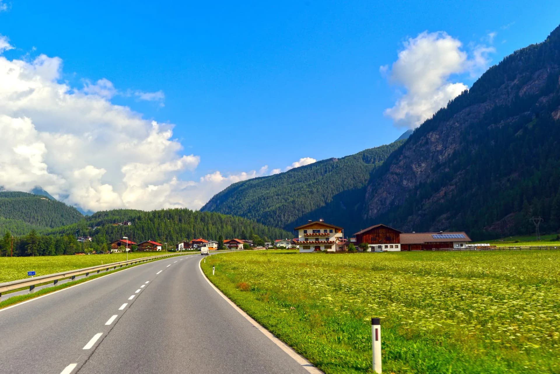Die Ötztalstraße (B 186) bei Au-Längenfeld, Tirol (Österreich)
