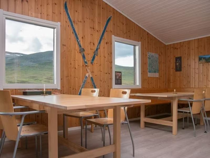 Alesjaure Hut image 2