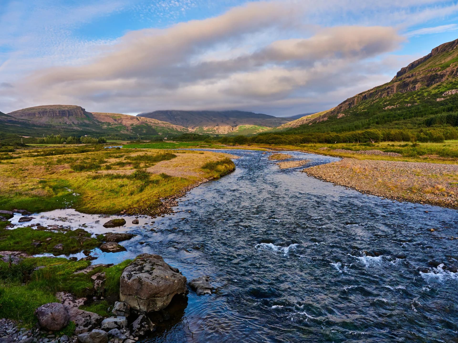 Preciosas montañas, rio y lago en Islandia. Cerca de Sönghellir