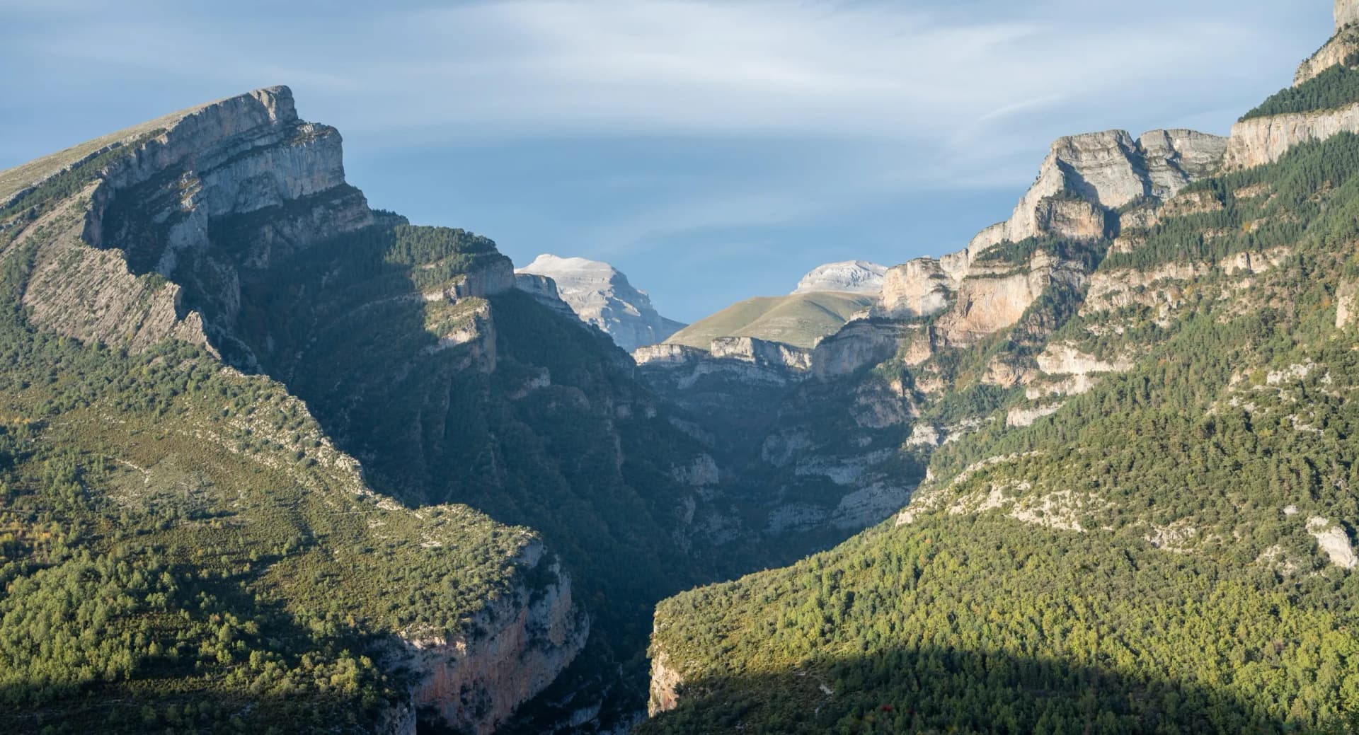 Horizontal photo of the Añisclo canyon in autumn