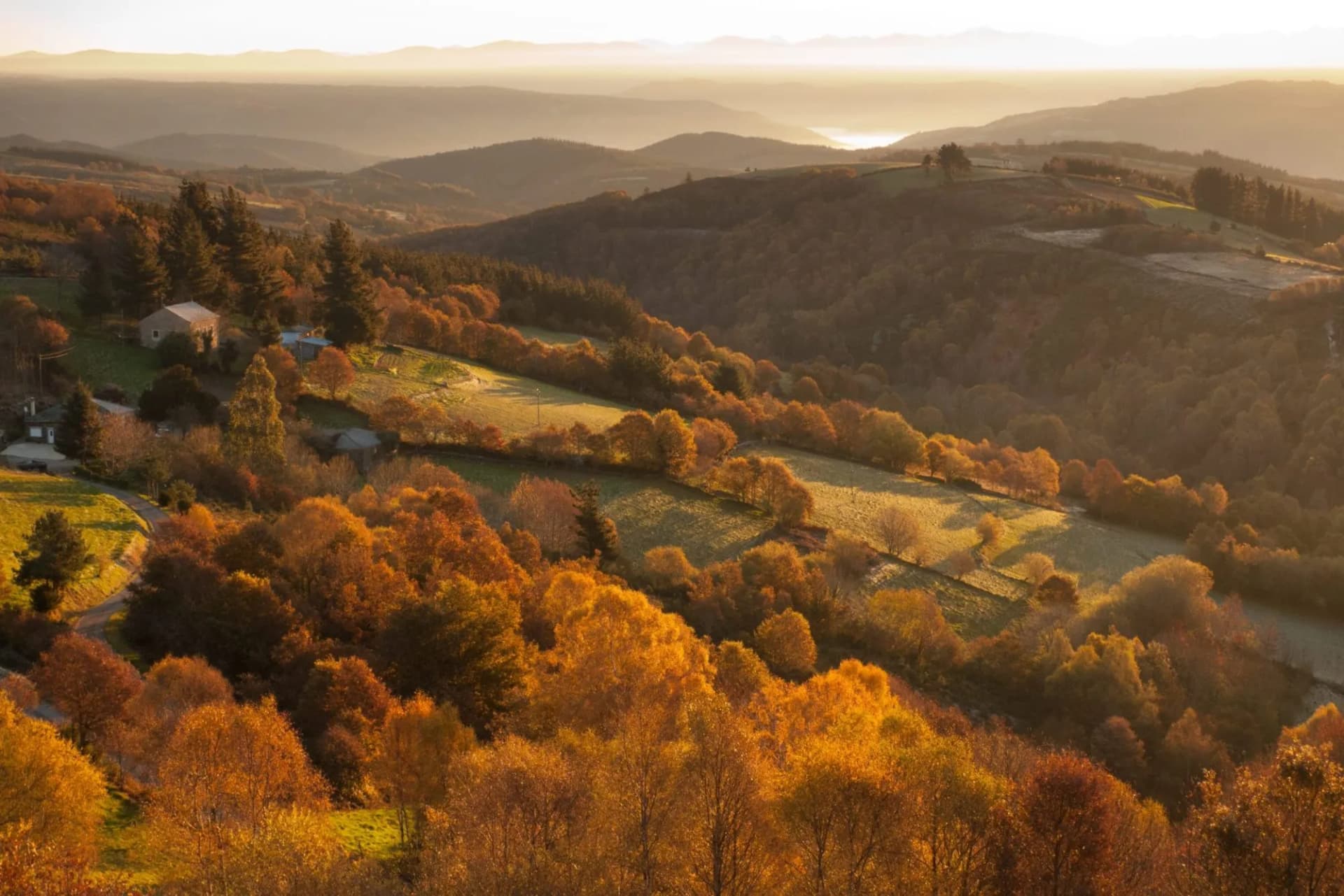 Paisaje otoñal al amanecer en el Camino de Santiago Primitivo en Galicia, entre las localidades de A Fonsagrada y Paradavella