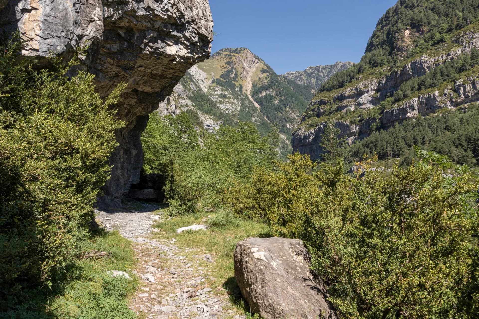 trail gr11 in the pyrenees in the valley of bujaruelo