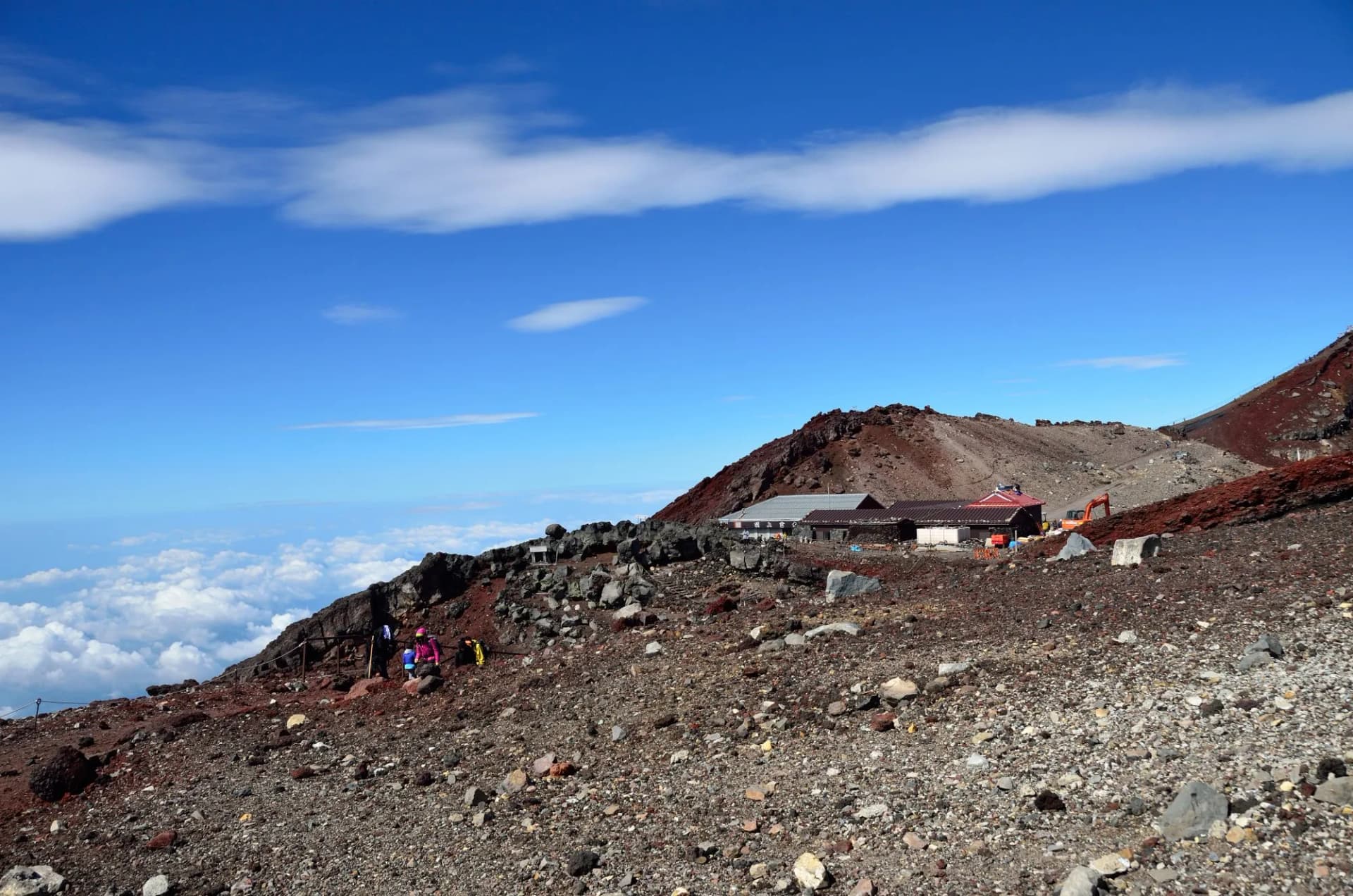 The mountain huts on the Summit (Fujinomiya and Gotenba Trail)