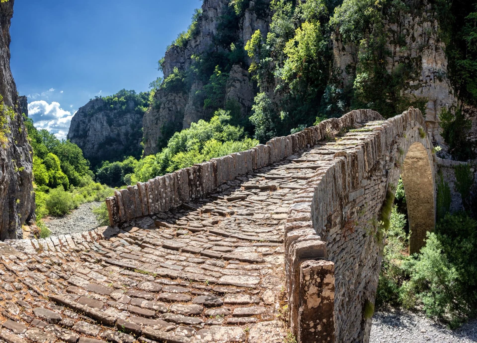 The Noutsou bridge (or Kokkori, as it is also known), a single arch stone bridge, is located in central Zagori, between the villages of Koukouli, Dilofo and Kipoi