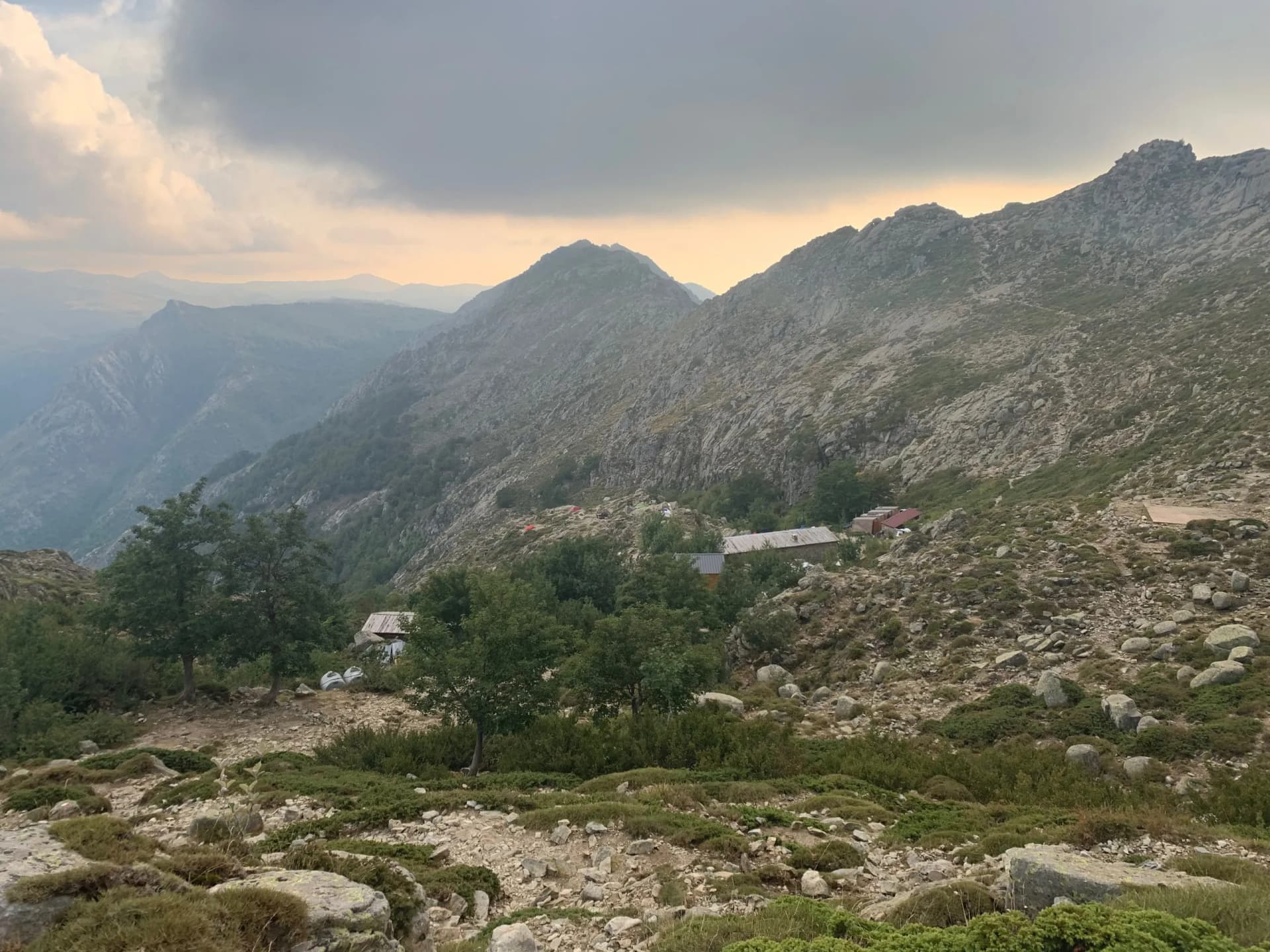 Montagnes du GR20 dans la brume avant le refuge d'Usciolu